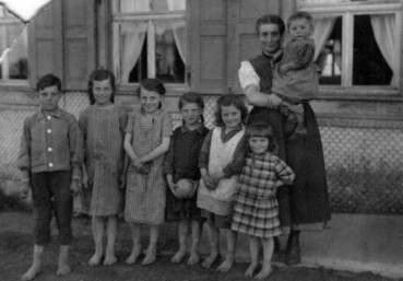 Balbina mit 7 ihrer 8 Kinder